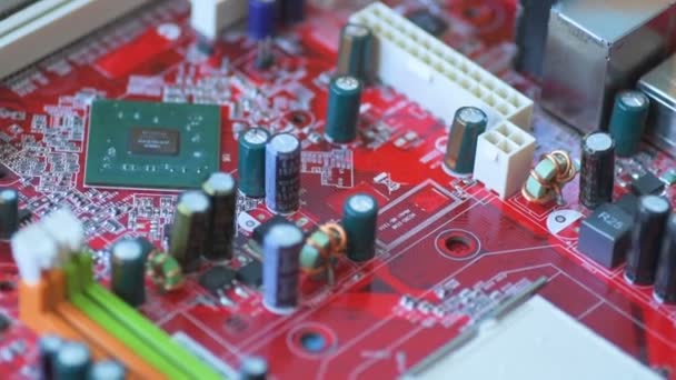 Placa Vermelha Brilhante Para Microcircuitos Com Chips Diodos Move Câmera — Vídeo de Stock