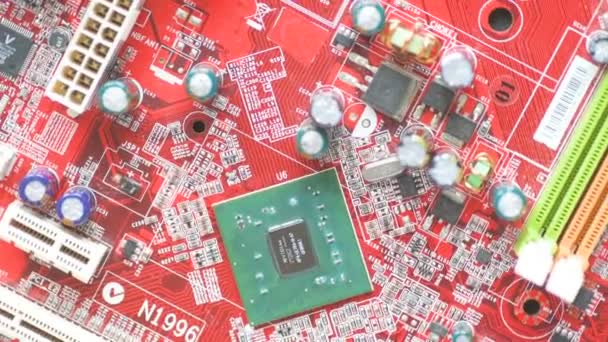 Rotação Uma Placa Vermelha Brilhante Com Chips Microcircuitos Câmera Lenta — Vídeo de Stock