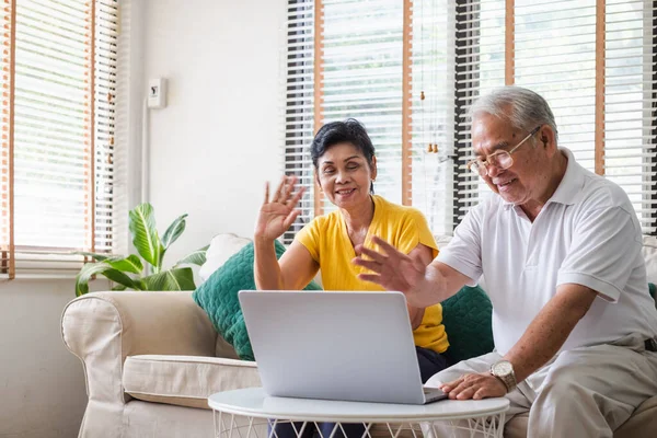 Asiática Viejo Senior Pareja Vídeo Llamada Virtual Encuentro Con Familia — Foto de Stock