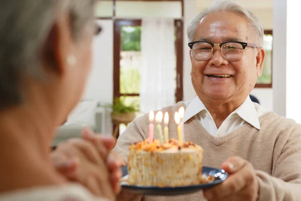 Asiático Senior Hombre Dando Cumpleaños Pastel Celebración Senior Mujer Con — Foto de Stock