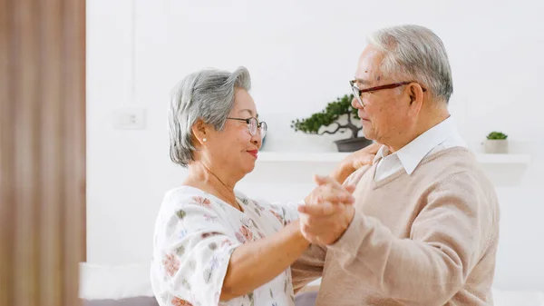 Asiática Senior Pareja Disfrutar Bailando Relajarse Casa Senior Retiro Estilo — Foto de Stock