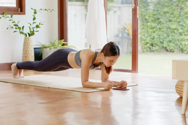 Genç Asyalı Sağlıklı Kadın Antrenmanı Evde Egzersiz Formda Yoga Yapıyor — Stok fotoğraf