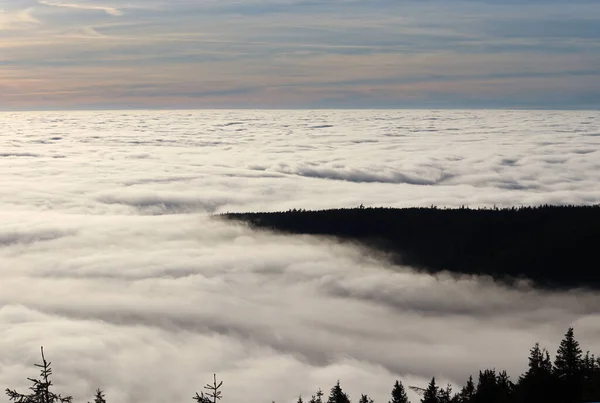 Dağlardaki bulutların manzarası