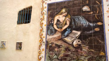 Duvardaki bir labirent tarafından oluşturulan resim