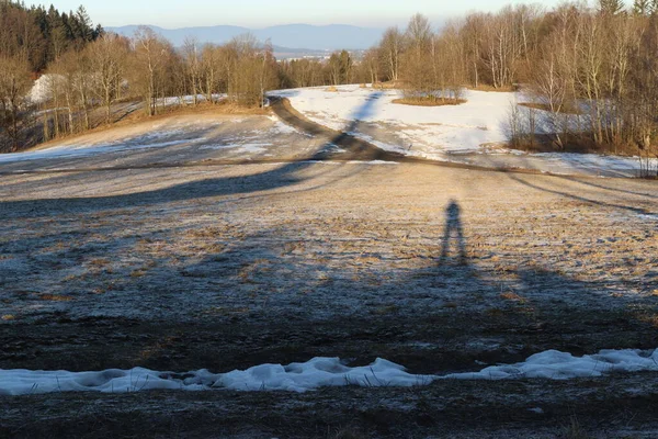 Gün doğumunda bir dağ manzarasında gölgeler belirir