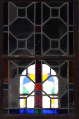 Kilisenin gotik penceresi. Bardak dolgusu detayları. Renkli cam..