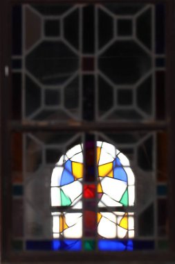 Kilisede vitray camlı, kutsal bir pencerenin ayrıntıları.