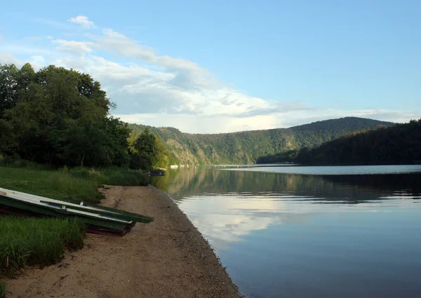 Gün batımında nehir kıyısında tekneler. Vltava nehri ile Tokat Manzarası.