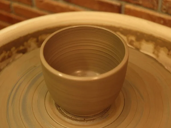 Çömlekçi çarkındaki seramik bardağı çeviriyorum..