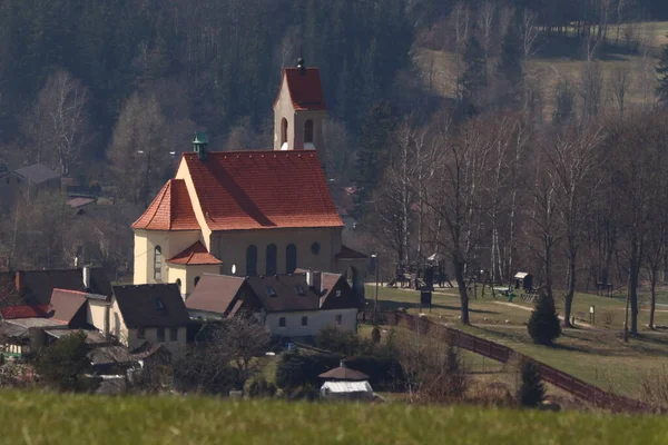 Kyrkan Ett Bergslandskap — Stockfoto