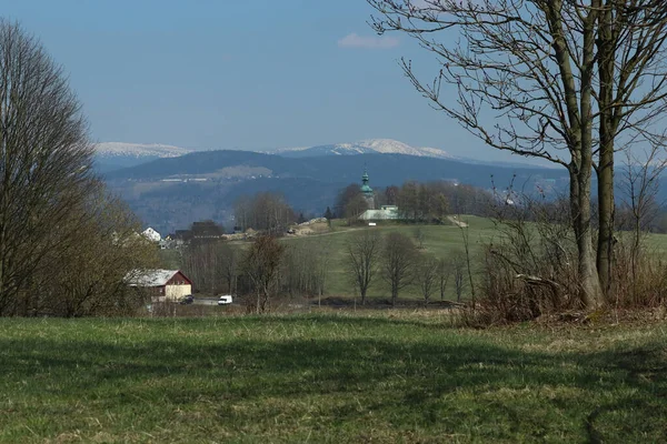 Kar ve kilise kalıntılarıyla manzara, dağ manzarası.