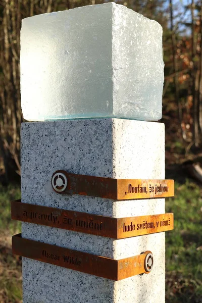 Columna Piedra Con Cubo Cristal Una Inscripción Lucany Nad Nisou — Foto de Stock