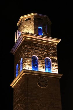 Premantura 'daki saat kulesi gece aydınlandı.