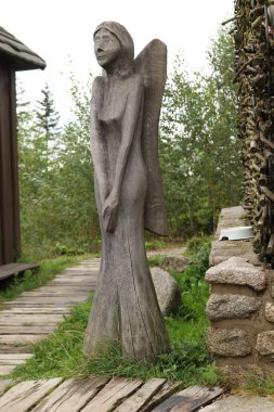 Tahta bir melek heykeli.