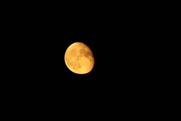 黄月在夜空中 — 图库照片