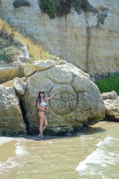 Κορίτσι που παρουσιάζουν κοντά σε βράχος — Φωτογραφία Αρχείου