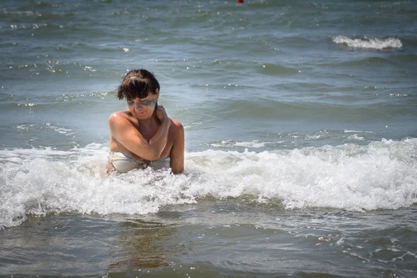 Девушка, моющаяся в море — стоковое фото