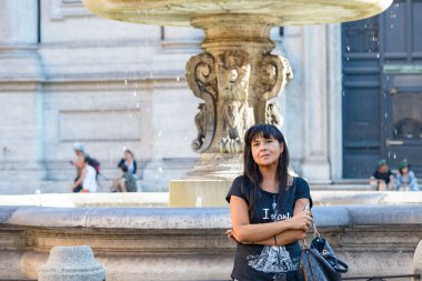 Çeşme altında poz kız