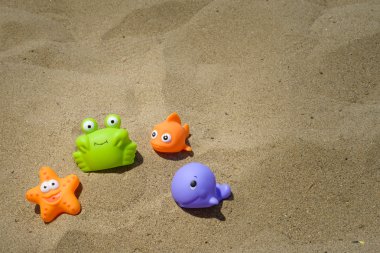 Kum üzerinde renkli oyuncaklar