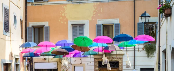 Paraguas de colores en la calle — Foto de Stock