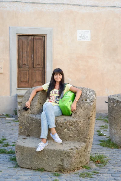 Chica sentada en viejo pueblo — Foto de Stock