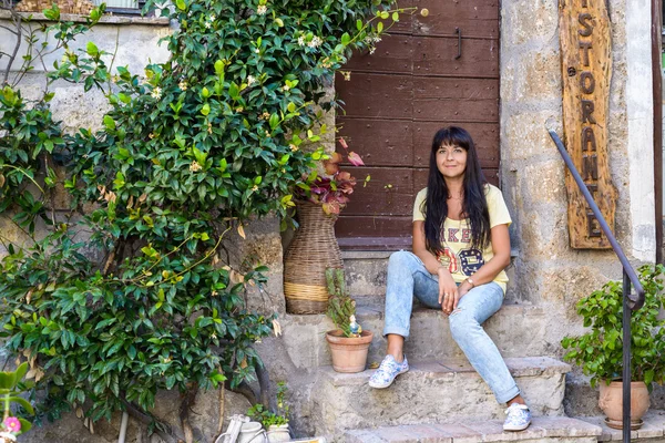 Mädchen sitzt in der Altstadt — Stockfoto