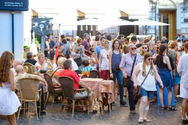 Pantheon Meydanı'nda turistler