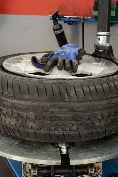 Tire on a machine for fix — Stock Photo, Image