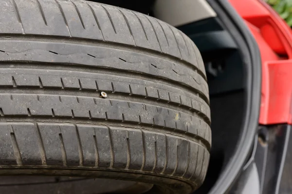 Um parafuso no pneu — Fotografia de Stock
