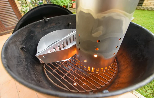 Preparazione griglia barbecue — Foto Stock