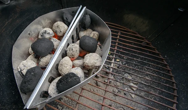 Embers nella griglia barbecue — Foto Stock