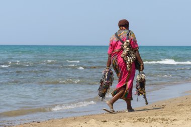 Siyah kadın yürüyor