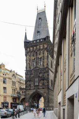 Prag, Çek Cumhuriyeti - 24 Temmuz 2017: Prag 'da Pudra Kulesi' nin bulunduğu turizm, Eski Şehir 'in ilk 13 şehir kapısından biridir. 1475 yılında inşa edilen bina, savunma kulesi yerine şehre cazip bir giriş olarak tasarlanmıştı..