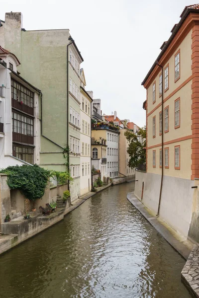 布拉格老城的小运河水 — 图库照片