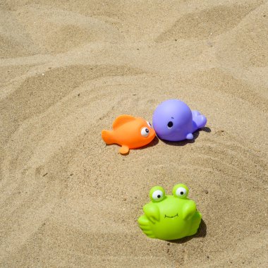 Sahilde eğlenceli ve renkli plastik oyuncaklar