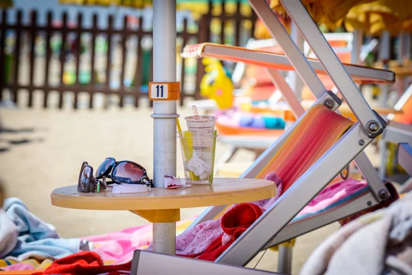 이탈리아의 해변에서 의자와 물건들 — 스톡 사진