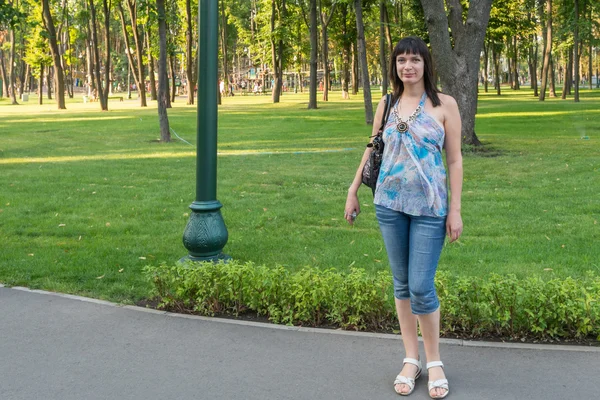 Fille dans un parc — Photo