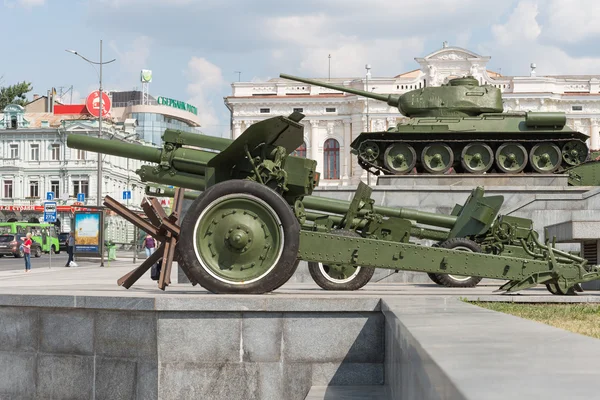 Canhão e tanque — Fotografia de Stock