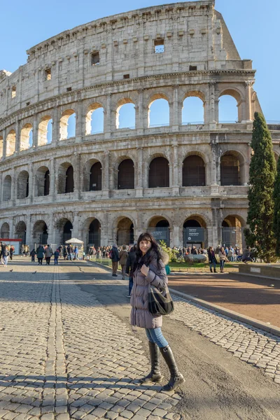 Ragazza e Colosseo — Foto Stock