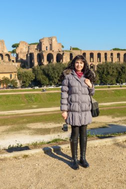 kız ve kalıntılar