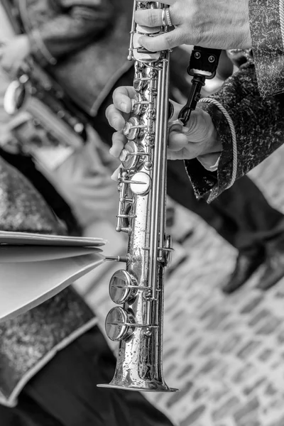 Manos en un clarinete en blanco y negro — Foto de Stock