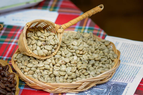 Naturalnej kawy nasiona w koszyku — Zdjęcie stockowe