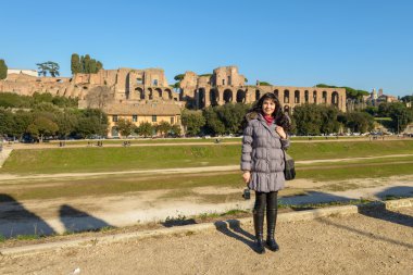 kız ve kalıntılar