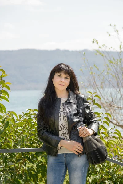 Flicka stående på sjön beach — Stockfoto