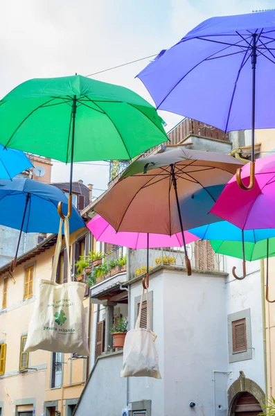 Paraguas de colores en la calle — Foto de Stock
