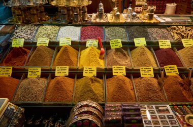 İstanbul 'daki baharat pazarında yemek pişirmek için çok çeşitli baharatlar var.