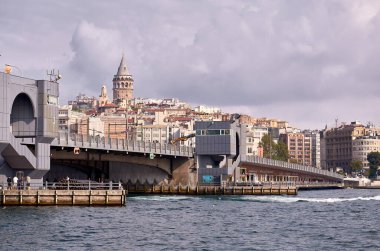 İstanbul, Türkiye - 07 Ekim 2015: İstanbul 'daki kule ve Galata köprüsü