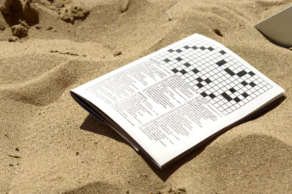 砂の上のクロスワード パズル — ストック写真