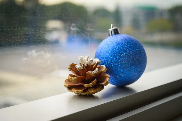 Cone de pinheiro e bola decoração de Natal — Fotografia de Stock