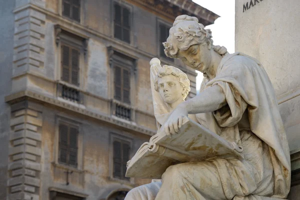 Frau liest Statue — Stockfoto